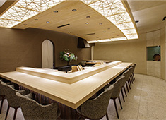 株式会社 梅丘寿司の美登利総本店 求人 写真は『美登利 昌 成城』。12席のみの高単価店舗です。