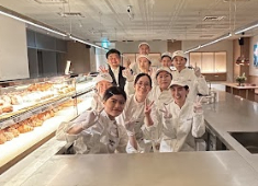 TruffleBAKERY(トリュフベーカリー)etc.／株式会社ドレステーブル（DRESSTABLE.Co.,LTD） 求人 平均年齢は28歳！若くして人気ブランドの店長として活躍するスタッフも多数在籍中です。