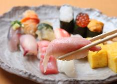 『すし 旬鮮料理 しゃり膳 船橋店・北習志野店・新鎌ヶ谷店』／有限会社しゃり膳 求人 各店舗毎の裁量権も大きい為、独自のメニューがあったり…独自に仕入れを依頼したり…と自由度も抜群の職場環境です。