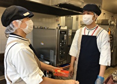 SOMPOケアフーズ株式会社（Sompo Care Foods Inc.）※東証プライム上場グループ企業 求人 調理作業に専念する「一般調理」と厨房管理などの業務も実施する「主任候補」など、経験に応じて働き方が選択可能！