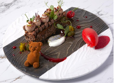 『LOUANGE TOKYO』／株式会社スイーツプラス 求人 大切な記念日など多くの方にお求めいただいているホールケーキ。素材にとことんこだわったラインナップを用意しています。