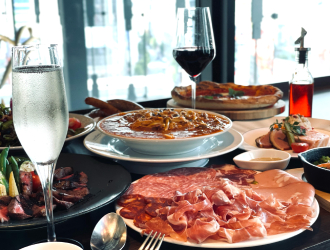 東京レストランツファクトリー株式会社 求人 ディナーではワインと合わせて楽しめる、メニューも提案！イタリアンや洋食の経験もしっかりと活かせます。