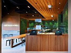 クリスプサラダワークス／株式会社CRISP 求人 1店舗あたりアルバイトを含めて20～30名（正社員2名前後）が在籍。1日200名ほどのお客さまが来店します。