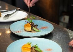 株式会社阪急阪神ホテルズ 求人 素材一つ一つに強いこだわりがあり、料理人として冥利に尽きる環境です。