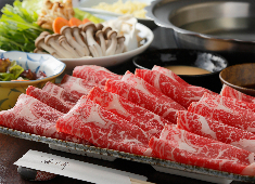 にんぎょう町 谷崎／塚越商事 株式会社 求人 素材の一つひとつに徹底的にこだわり妥協のない料理を提供。だからこそ「料理人冥利につきる」と感じられる環境です。