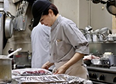 立川ワシントンホテル内Café de Paris／From One’s Heart株式会社 求人 料理は全てキッチンで調理していきます。