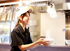 『七宝麻辣湯（チーパオマーラータン）』／株式会社ダイニングイノベーション 求人 飲食業界のご経験をお持ちの方は、経験を活かして早期キャリアアップが目指せます。頑張りは正当に評価し給与にも反映しています！