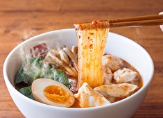 『七宝麻辣湯（チーパオマーラータン）』／株式会社ダイニングイノベーション 求人 トッピングできる野菜や具材は常時50種類以上あります！話題のブランドで、やりがいのある毎日を送りましょう！