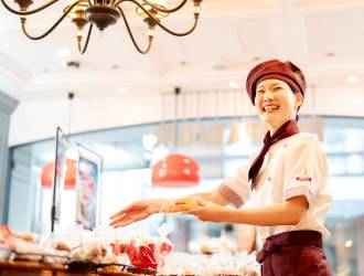 株式会社ポンパドウル 求人 地域で愛される、お客様に寄り添ったお店を目指しています。あなたのアイデアもしっかりと活かせるお仕事です。