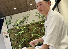 回し寿司 活／株式会社 活美登利 求人 20代でも高収入が可能。スキル次第でいくらでも稼げる環境をご用意。寿司職人で活躍するなら当社で！