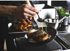 株式会社丸沼商事　※飲食店開業準備室 求人 シェフは30代だから、若手層とも意思疎通がしやすく、いわゆる“昔ながら”ではない風通しの良い職場です！【写真はイメージ】