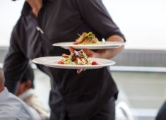 株式会社丸沼商事　※飲食店開業準備室 求人 マニュアルで固めるのではなく、シチュエーションに応じた柔軟性の高いサービスをお任せ！自由度高く働けます【写真はイメージ】