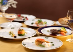 森トラスト・ホテルズ＆リゾーツ株式会社 求人 食材のポテンシャルをフルに活かす為、店内・厨房内調理にこだわり、見た目にも美しい料理を提供中！！