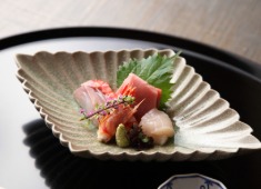 株式会社鞍馬 鉄板焼きはライブ感溢れ、お客様との語らいがより多くの笑顔を作り上げていきます。