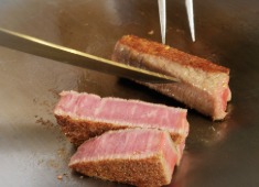 鉄板・懐石 くら馬 求人 日本料理から鉄板のスキルまで学ぶことができる環境だからこそ、職人冥利に尽きます。