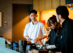 株式会社フォンス「川上庵」「酢重正之」「鎌倉 松原庵」etc. 求人 当社の和食チームでは、毎年1店舗の新しいお店が誕生。店舗拡大に伴い、続々とポストも新設。今年もオープン計画あり！