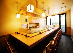 寿司幸（すしこう） 求人 1～2Fともにカウンターを完備！舌の肥えたお客様が多くご来店される…からこそ1組に集中でき、落ち着いて勤務が可能！