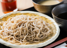 『蕎麦と酒肴つるまつ』／ファイナンシャルアライアンス株式会社 求人 こだわりはありますが、難しい技術や知識は必要なし！先輩スタッフも丁寧にお教えしているので安心してご応募ください！