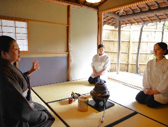 株式会社八十嶋 求人 外部講師を招いた本格的なお稽古が勤務の合間に受講できます。バリエーションも豊富で、楽しみながら自分磨きができます♪