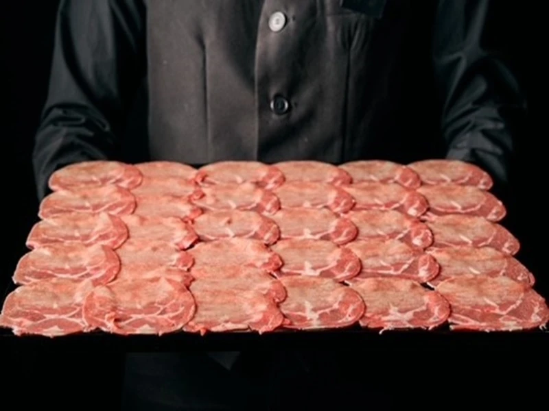 株式会社brave(麻布十番しも井) 求人 名物はリピーター続出の名物「元祖牛タンしゃぶしゃぶ」
柔らかなタンとこだわりの出し汁の相性は抜群です！