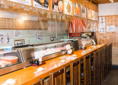 株式会社 つきぢ神楽寿司 求人 カウンターで握るのでお客様の反応をダイレクトに感じることができてモチベーションアップにつながります。