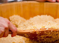 株式会社 つきぢ神楽寿司 求人 伝統の味を守るため、徹底した温度管理を行い赤しゃりを使用しています。