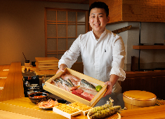 AttRa-g 株式会社 求人 魚を捌く技術だけじゃない。仕入れ・原価・店舗運営まで学べる環境。“将来”から逆算して働ける場所です。