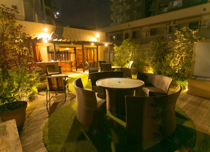 Asian Cafe Hiroz（アジアンカフェ ヒロッズ）／有限会社杉田モータース 求人 2階席からテラス席まで、幅広いシチュエーションでご利用いただける空間づくりを大切に営業をしています。