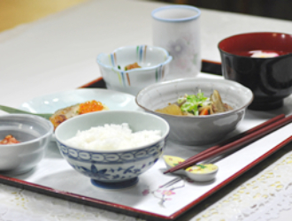 株式会社ウェルフェア 求人 セントラルキッチンではなく、各事業所で手作りの料理を提供。飲食店での料理経験も活かせる環境です。