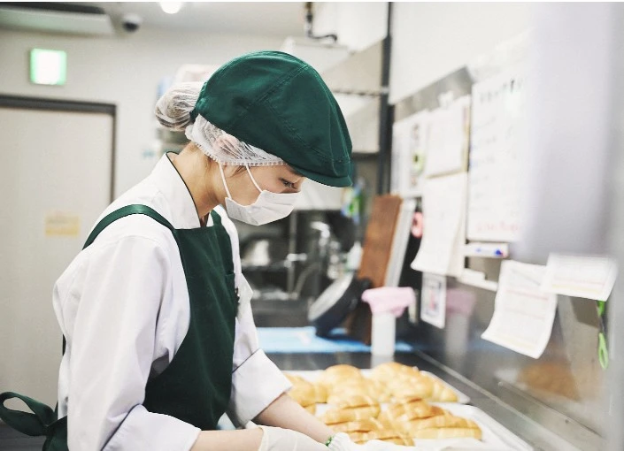 スワンベーカリー パトリア品川店（日本総合住生活株式会社） 求人 働きやすい環境なので、女性スタッフも活躍中！遅めの出社で早めの退勤なので、ベーカリーでは珍しい勤務環境となっています。