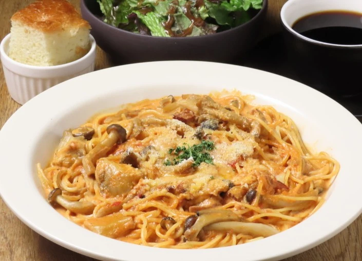 T4 KITCHEN 渋谷店／株式会社T4 【スヴェンソングループ】 求人 著名人にもご来店いただくお店ですが、肩ひじ張らずに楽しめる雰囲気は勿論、提供される料理やドリンクのクオリティにも定評あり！