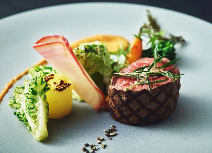 インターコンチネンタル横浜 Pier 8 求人 「Larboard（ラーボード）」ではヨーロッパ各地の食文化と日本の食材を融合させた料理を提供しています。