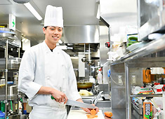 コンパスグループ・ジャパン株式会社／教育事業部 求人 調理業務だけでなく、売上管理、従業員教育等のマネジメントにも携わりますが、丁寧に研修がありますのでご安心ください。