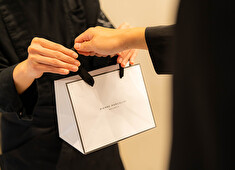 株式会社PIERRE MARCOLINI JAPAN（ピエール マルコリーニジャパン） 求人 自身のご褒美を選ぶ幸せな時間のお手伝いや、お客様の大切な方に贈る品物を選ぶ時間に寄り添う事が販売接客の業務内容！