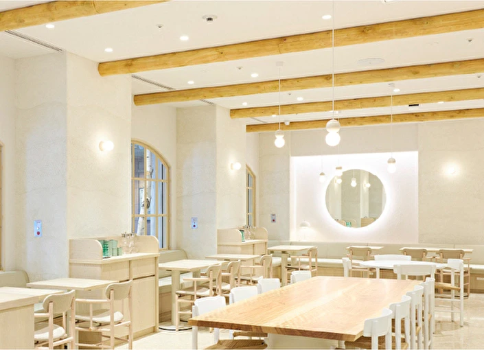 よつ葉ホワイトコージ株式会社 求人 落ち着いた店内で、お客様と丁寧に向き合える環境。
よつ葉の魅力を伝える接客がここにあります