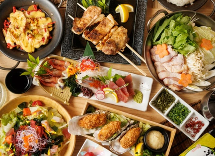 「YAESU BISTRO 東京ミッドタウン八重洲店」etc.／富沢商事 株式会社 求人 鶏料理の「激太鳥」、魚料理の「激太魚」といった、専門性の高い新ブランドが続々オープンしており、勢いと安定ののある企業です。