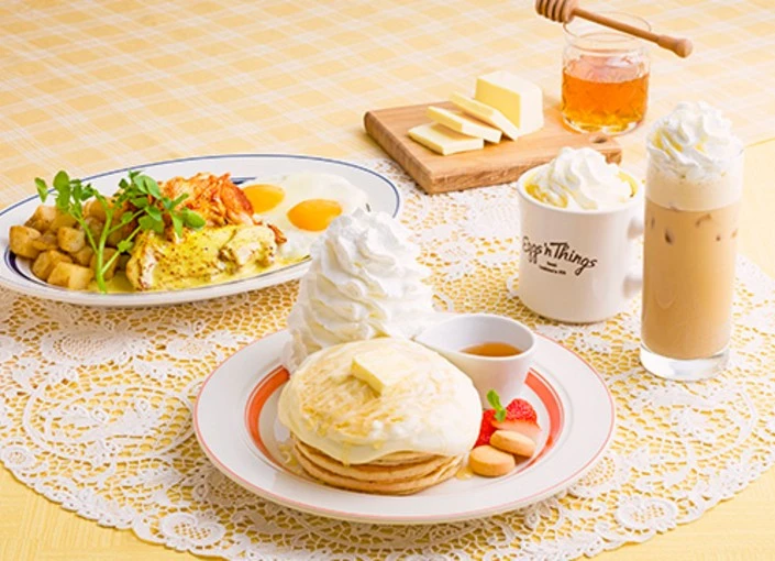 『Eggs ’n Things』『CHOPPED SALAD DAY』etc.／EGGS 'N THINGS JAPAN株式会社（エッグスンシングスジャパン） 求人 季節に応じた新メニューも提供しているから、スタッフも四季の移り変わりを楽しみながら働ける職場です！