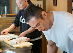 株式会社 藤昌 和食経験を活かし、握り技術も実践で学び、実践を通じてツケ場デビューも目指せます。