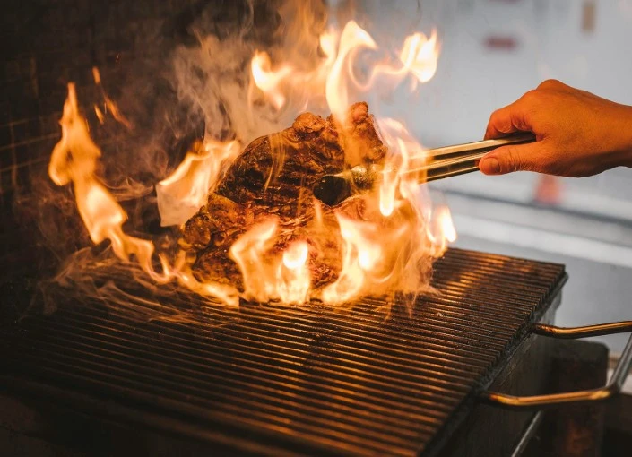オステリア・イル・レオーネ(OSTERIA IL LEONE) 求人 炭火で香ばしく焼き上げる「ビステッカ・アッラ・フィオレンティーナ」など地方ごとの代表料理も豪快に調理し提供しています。
