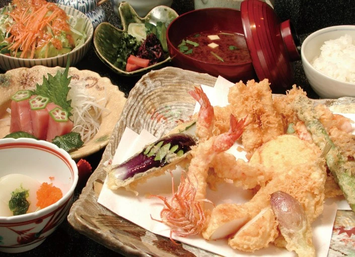 天作（てんさく）／田のじ （でんのじ）／有限会社デンズワークス 求人 天ぷらのご経験をお持ちでない方であっても日々の営業で学んでいける環境だからご安心ください。【画像は『天作』】