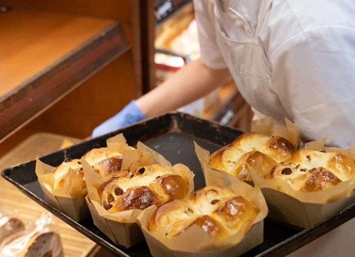 『マロンド』『石窯パン工房ル・マタン』／株式会社 川島屋 求人 出来立てのパンを店頭に並べていく際にお客様の顔も見えるから、日々の業務の中でのやりがいも満載です！