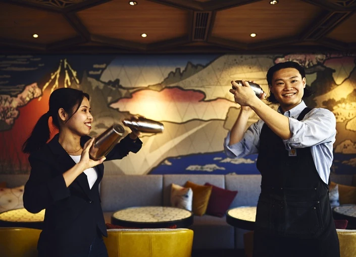 ホテルインディゴ箱根強羅／インターコンチネンタルホテルズグループ(IHG) 求人 スタッフの平均年齢は35歳と若く、制服もブティックホテルの「ホテルインディゴ」らしく気取らないスタイルです。