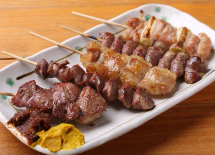 イートフィールド株式会社 求人 串焼きと魚の二刀流で港区田町でトップクラスの知名度を誇り、多くのお客様に「何を食べても鉄火は美味い」と大評判！