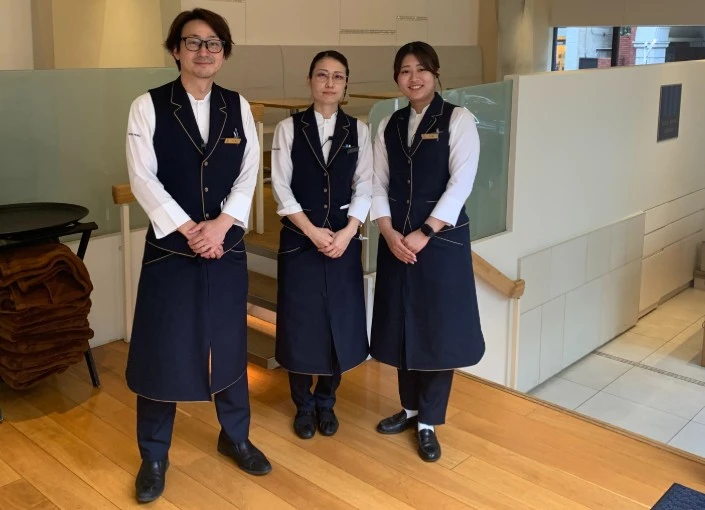 「BLUE BRICK LOUNGE」「KITCHEN LABO CONNECT YOYOGI」他／  株式会社食楽宝庫 求人 「BLUE BRICK LOUNGE」では、現在ホールスタッフをはじめ、マネージャー・キッチンスタッフを募集中！