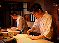 株式会社Human Qreate／『厳選焼鳥 一石三鳥 本店』『一石三鳥 別邸』『鮨 八咫烏』他 求人 LEON・東京カレンダーなど各種メディアも注目するブランドで、他ではできない経験を！将来の選択肢が確実に増加！