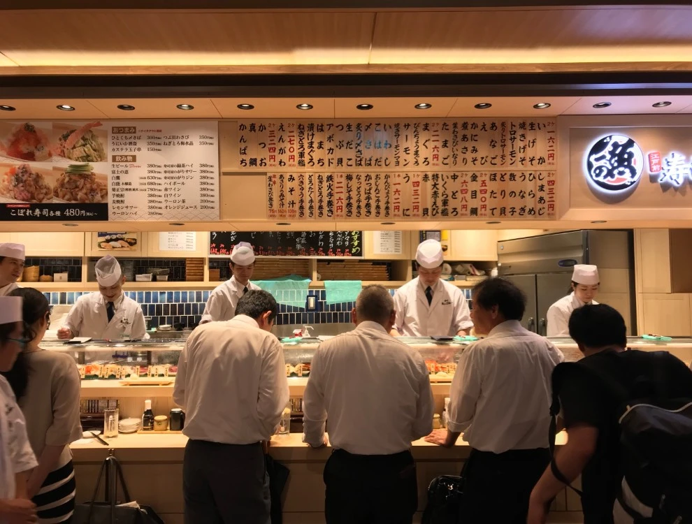 魚がし日本一／株式会社にっぱん　※寿司職人養成部門 求人 立ち食いのスタイルだからこそ、手数多く「握り」を経験することができます！