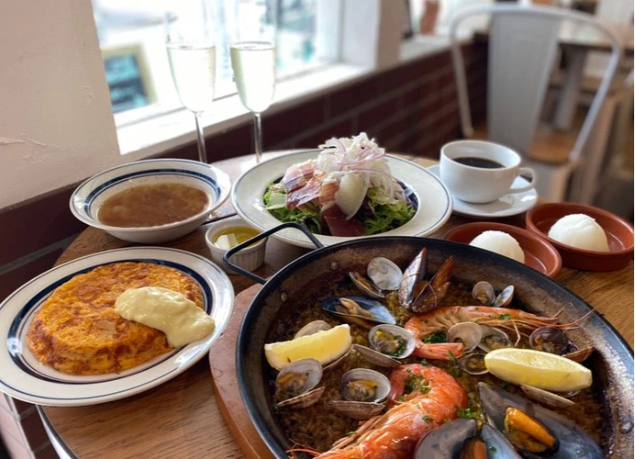 『CASALINA 本店』『Spanish Bar CASALINA+2』【CASALINAグループ】 求人 バルセロナ・バスク地方・バレンシア地方など様々な土地で食べ歩きを満喫！ワイナリー視察等を含め、のびのび学びを深めましょう！
