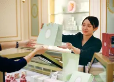 株式会社LADUREE JAPON（ラデュレ） 求人 ブティックでは、マカロンやケーキ、焼き菓子などのスイーツを販売。ラデュレの世界観をお客様に伝えています。