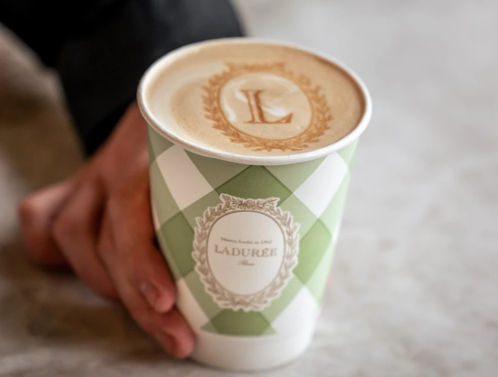 株式会社LADUREE JAPON（ラデュレ） 求人 カフェ業態の新商品。「より身近に、日常の中で楽しめるラデュレ」として、こだわりのコーヒーとスイーツなども提供します。