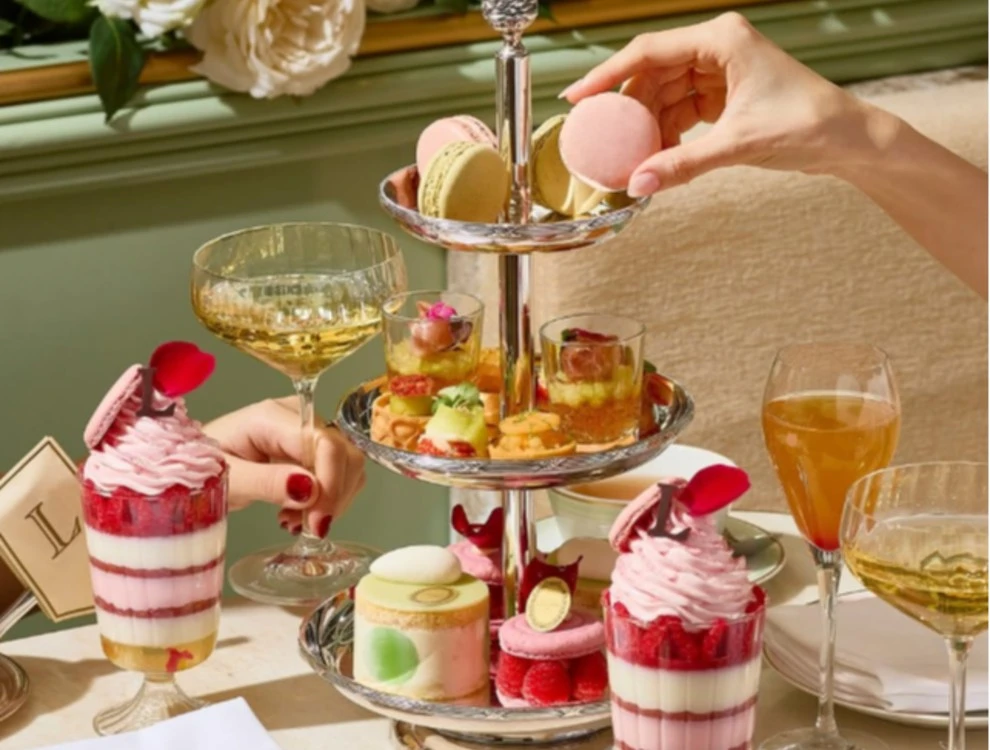 株式会社LADUREE JAPON（ラデュレ） 求人 サロン・ド・テ 日比谷では、フランスにいるかのような空間で、ゆったりとアフタヌーンティーやスイーツ、食事を提供しています。